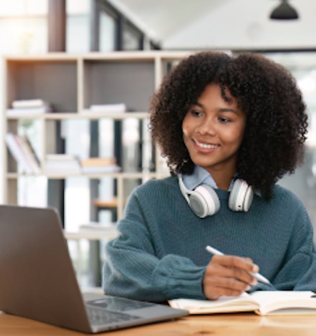 femme regardant un webinar portant sur l'onboarding collaborateur