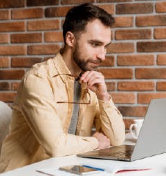 collaborateur regardant un webinar sur le teaser video