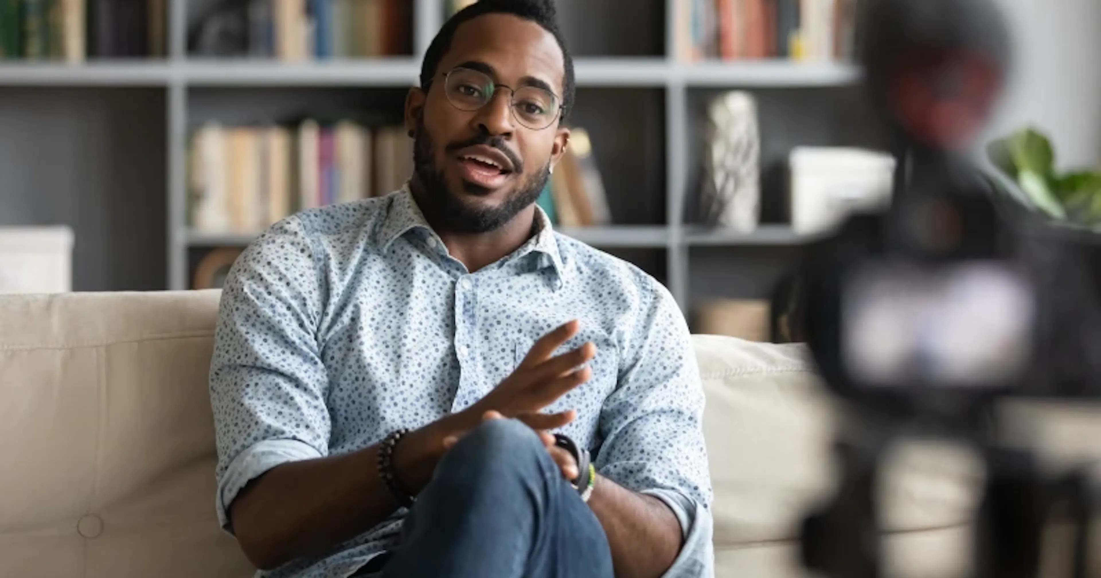 homme faisant une vidéo tuto