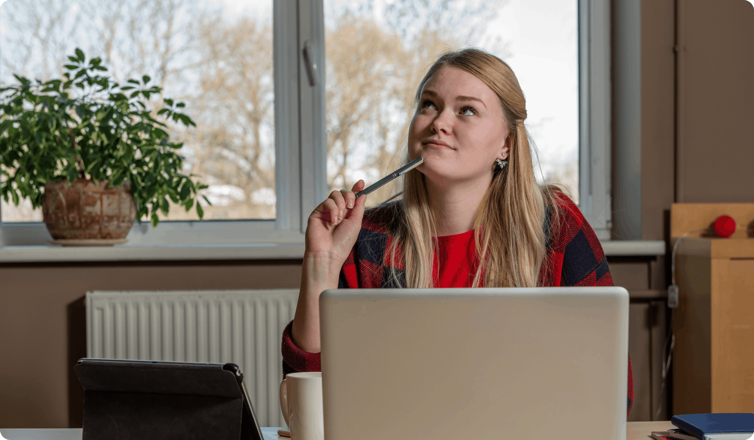Femme avec ordinateur dans un bureau - Pitchy vs CapCut éditeurs vidéo