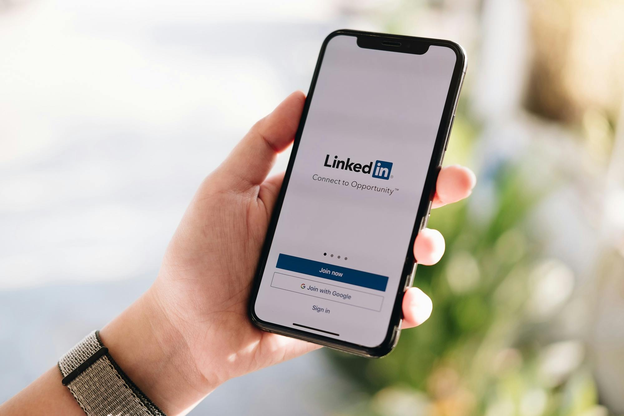 Quand publier sur linkedin - application-sur-un-telephone-dans-une-main