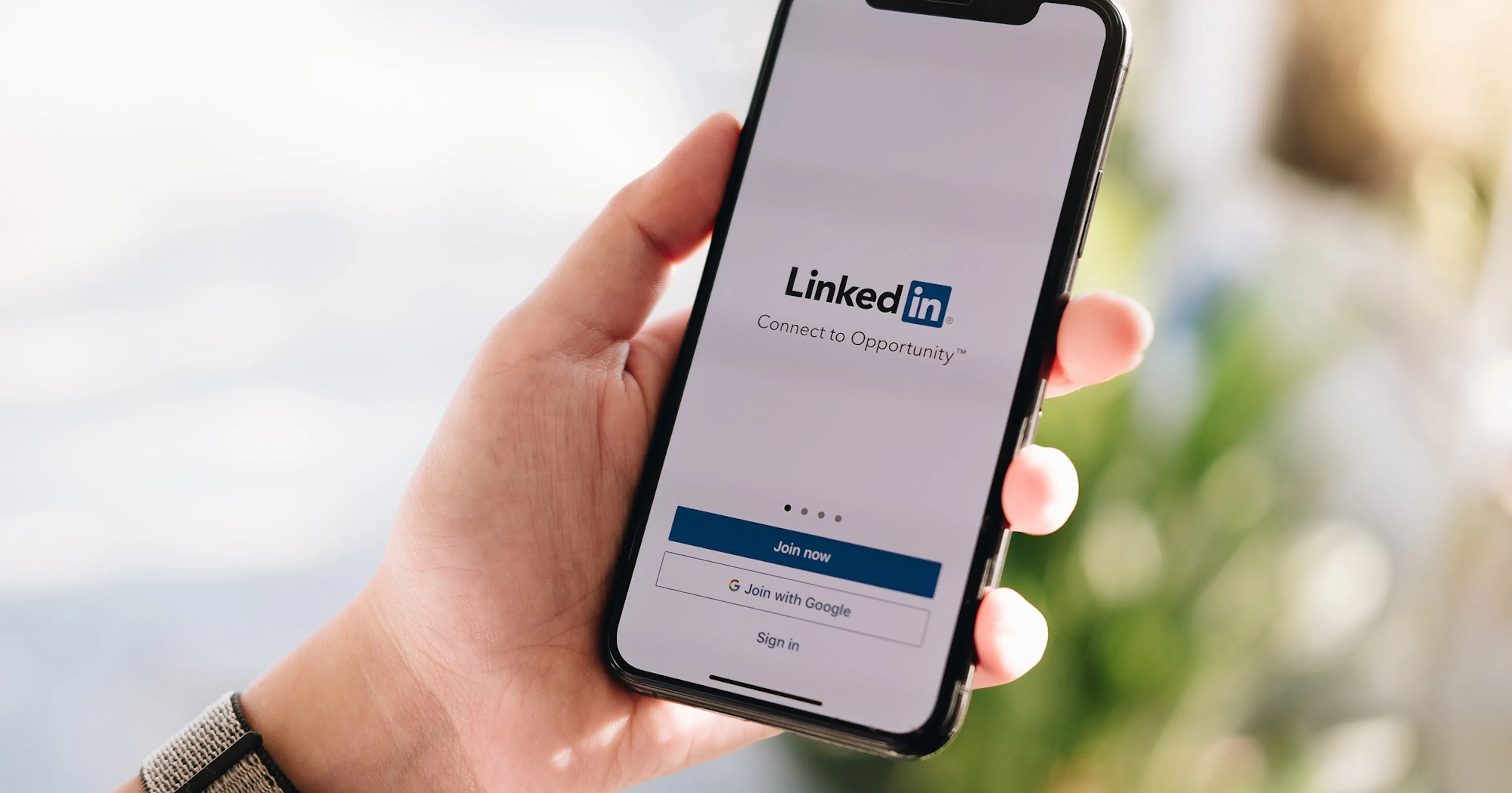 Quand publier sur linkedin - application-sur-un-telephone-dans-une-main