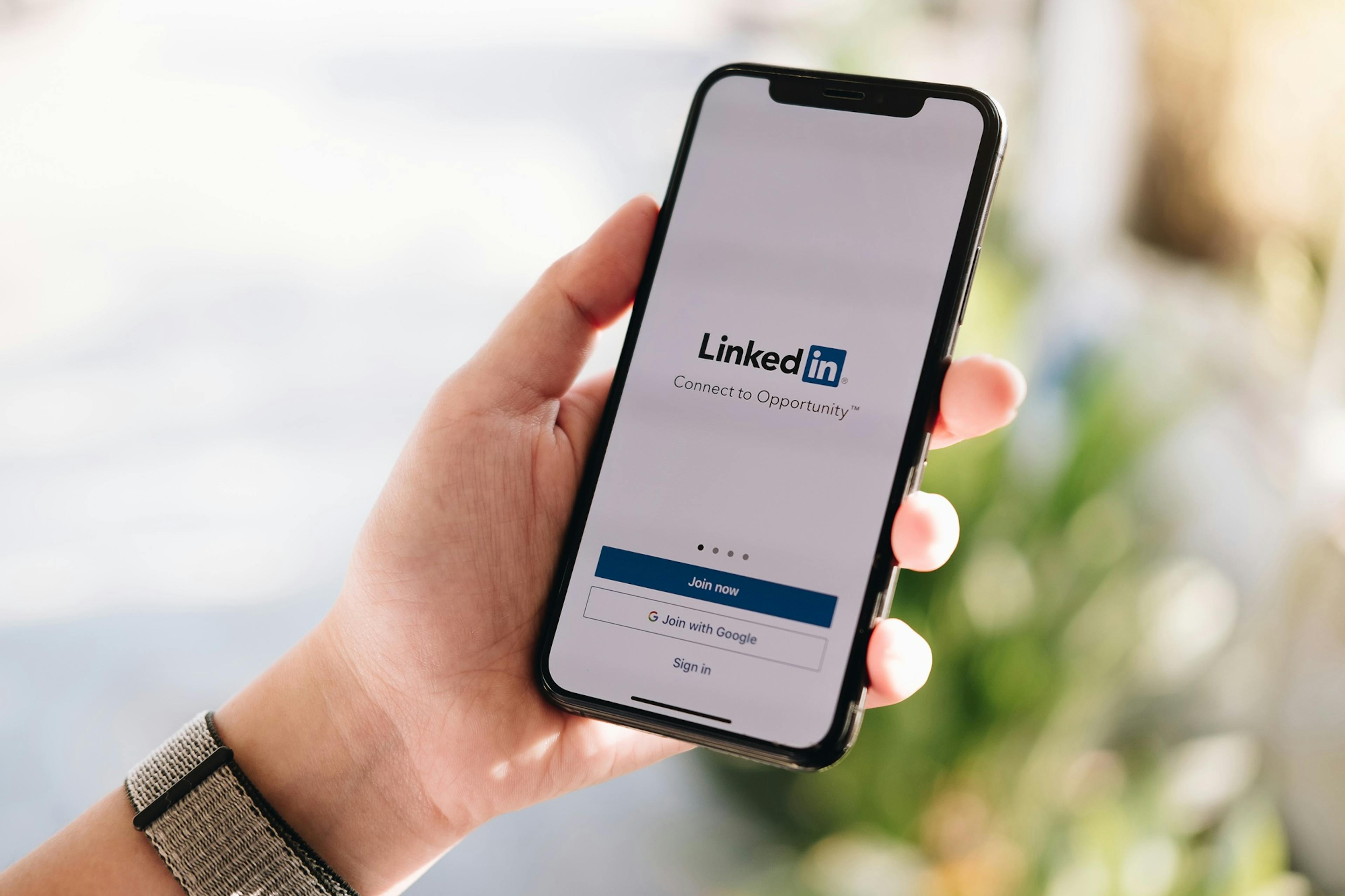 Quand publier sur linkedin - application-sur-un-telephone-dans-une-main
