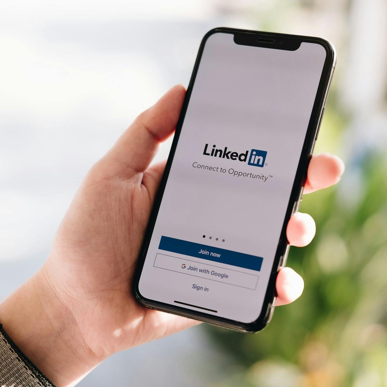 Quand publier sur linkedin - application-sur-un-telephone-dans-une-main