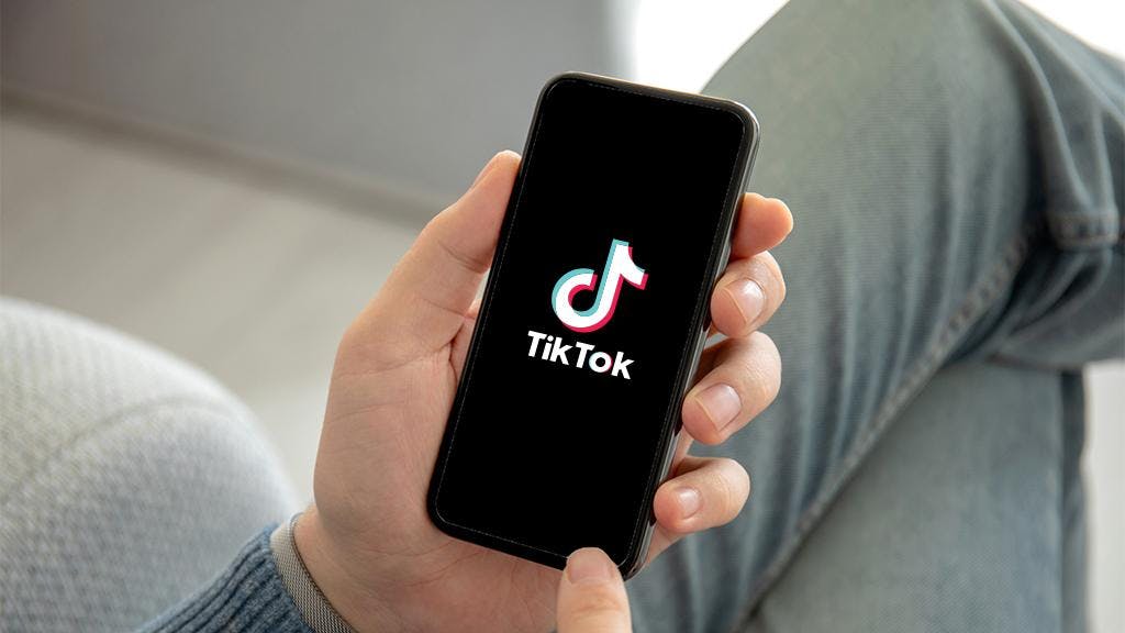 téléphone_main_tiktok_quand_publier