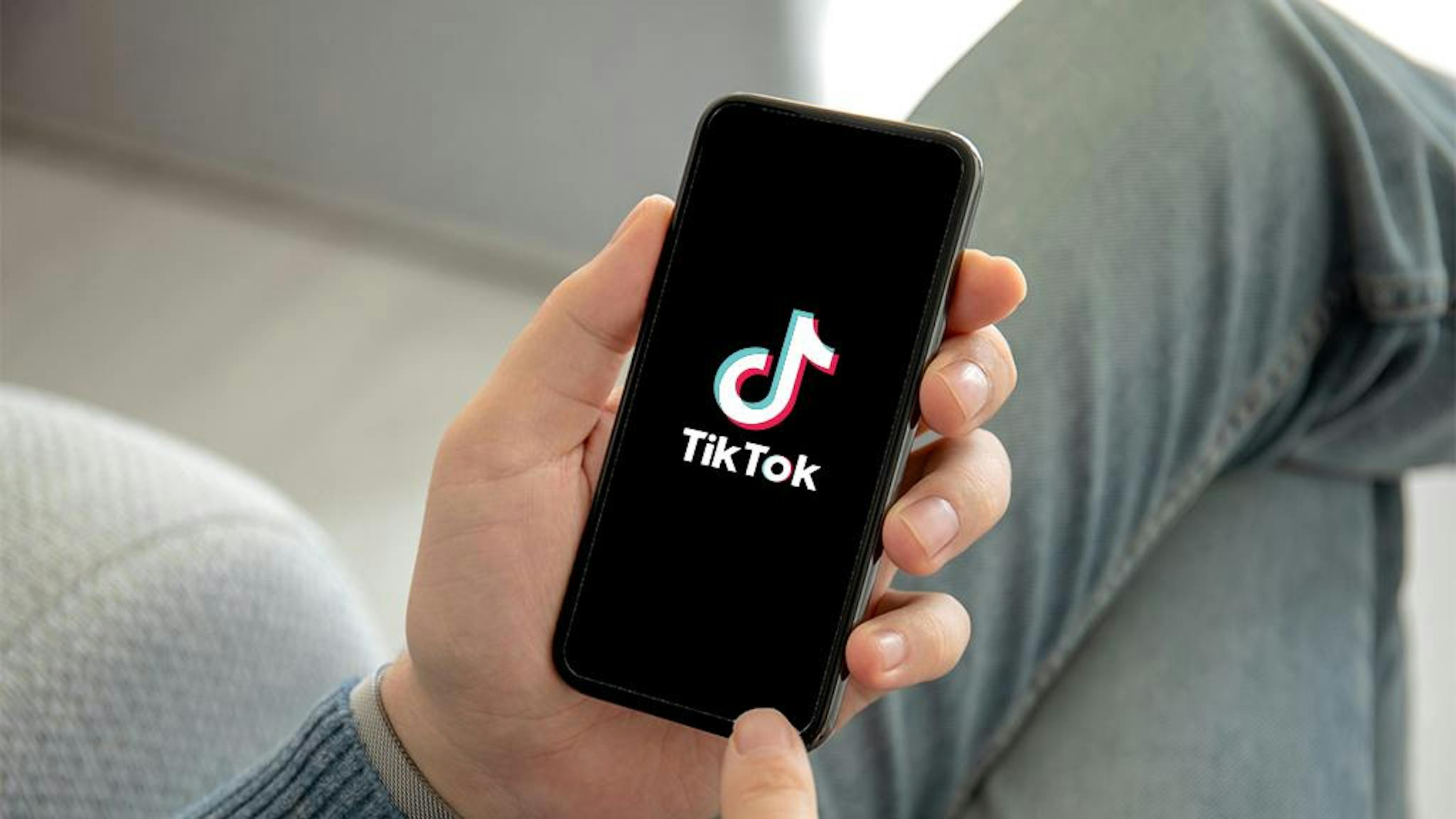 téléphone_main_tiktok_quand_publier