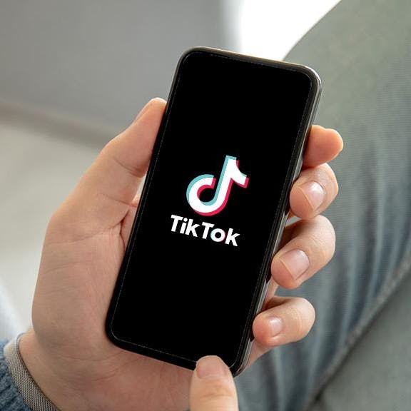 téléphone_main_tiktok_quand_publier