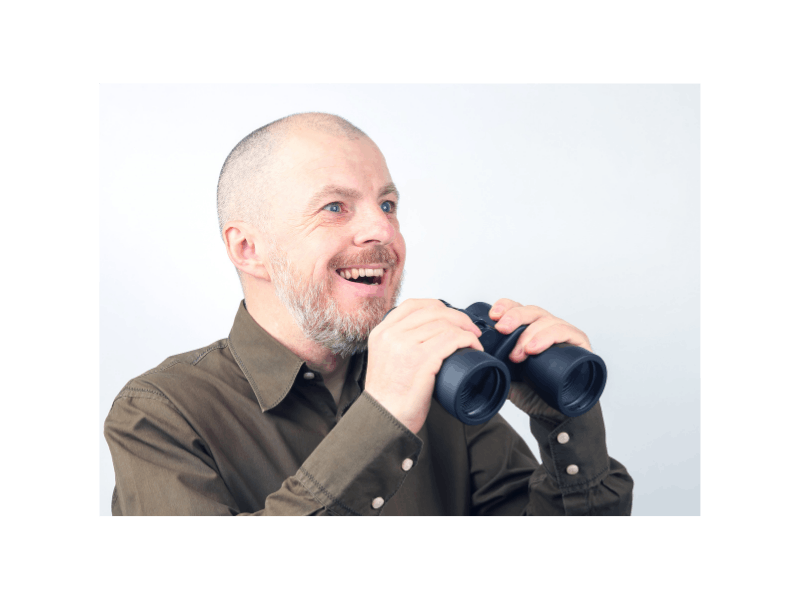 Homme souriant avec des jumelles - Pitchy vs CapCut éditeurs vidéo