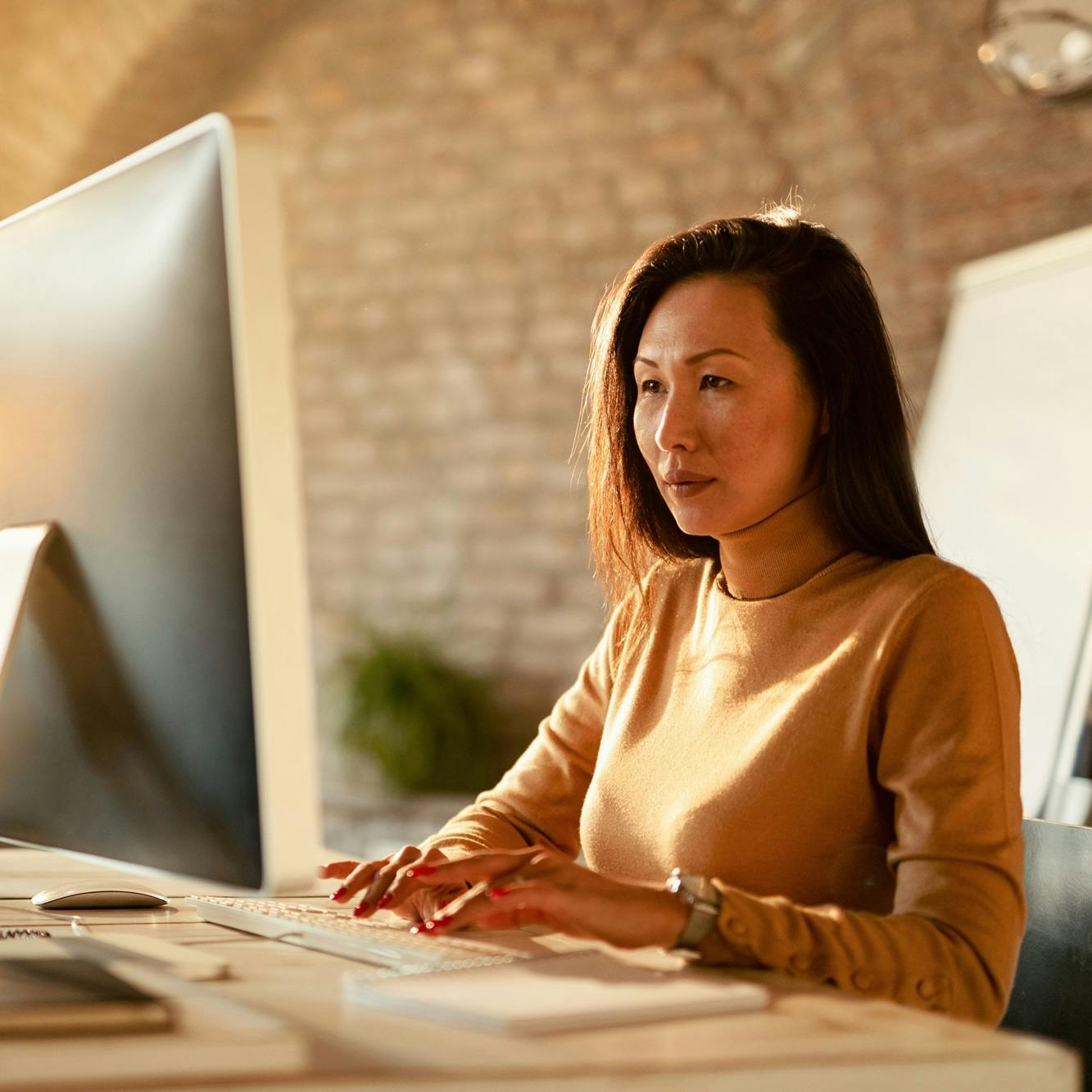femme-d-affaires-tapant-un-e-mail-sur-un-ordinateur-de-bureau