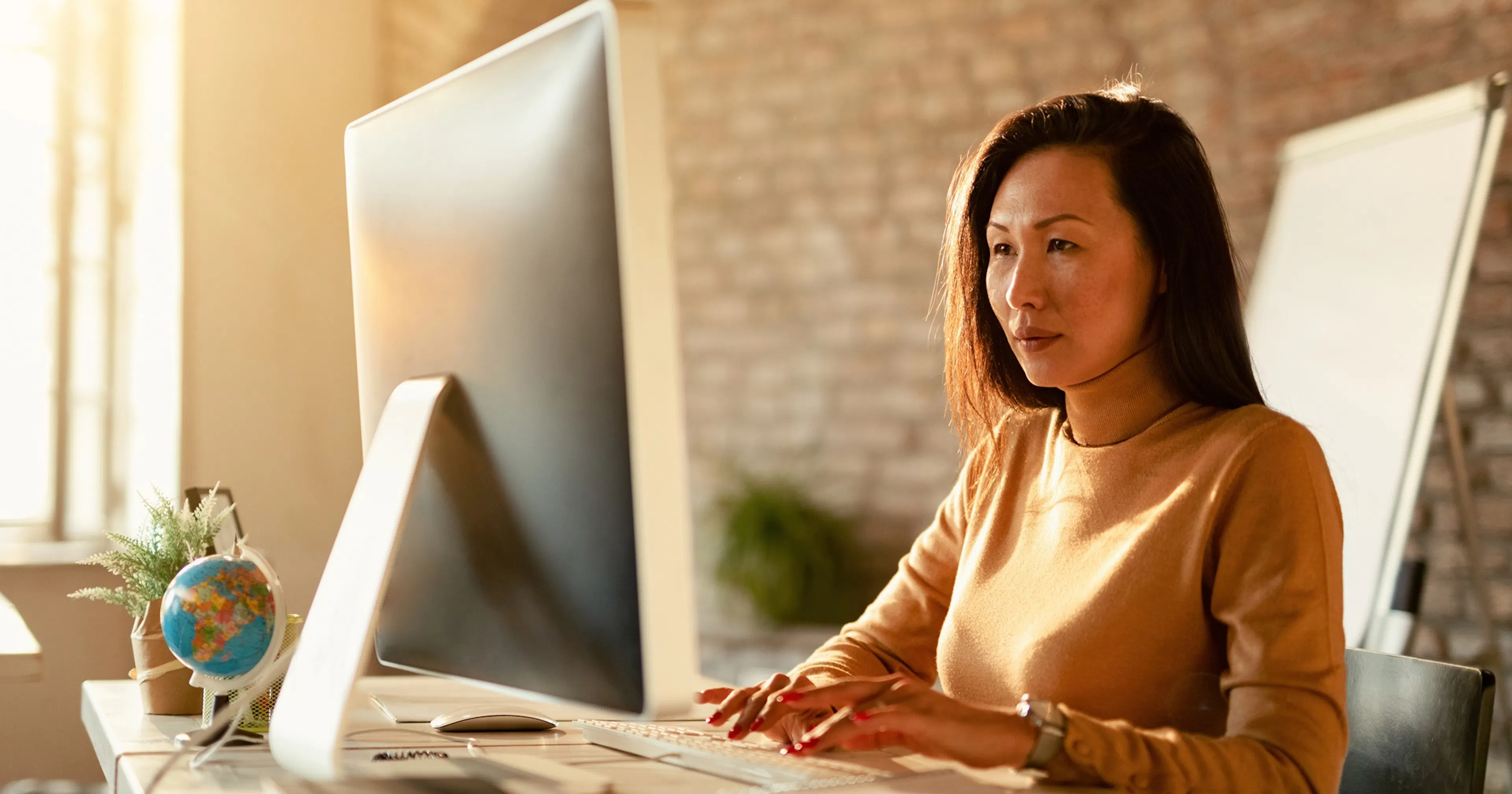 femme-d-affaires-tapant-un-e-mail-sur-un-ordinateur-de-bureau