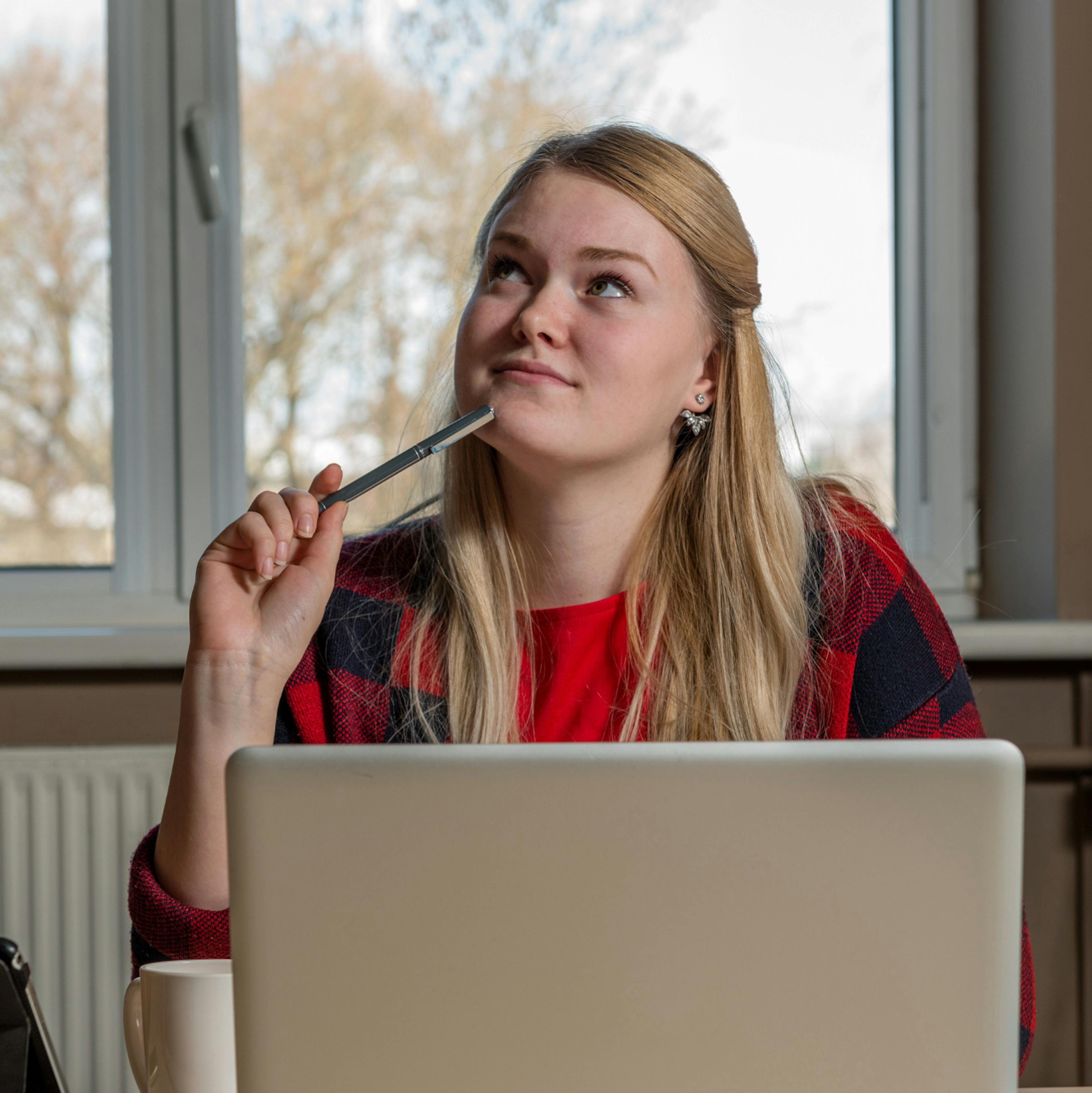 femme qui réfléchit - Pitchy vs. Capcut