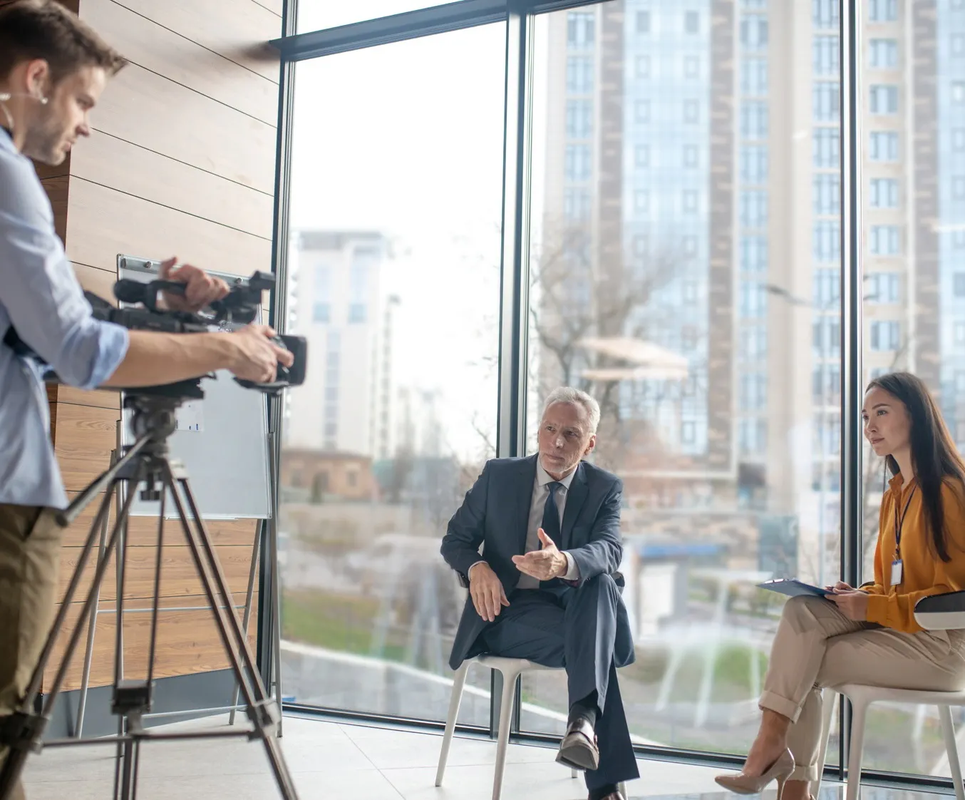 femme et homme assis fenêtre bureau filme vidéo professionnelle