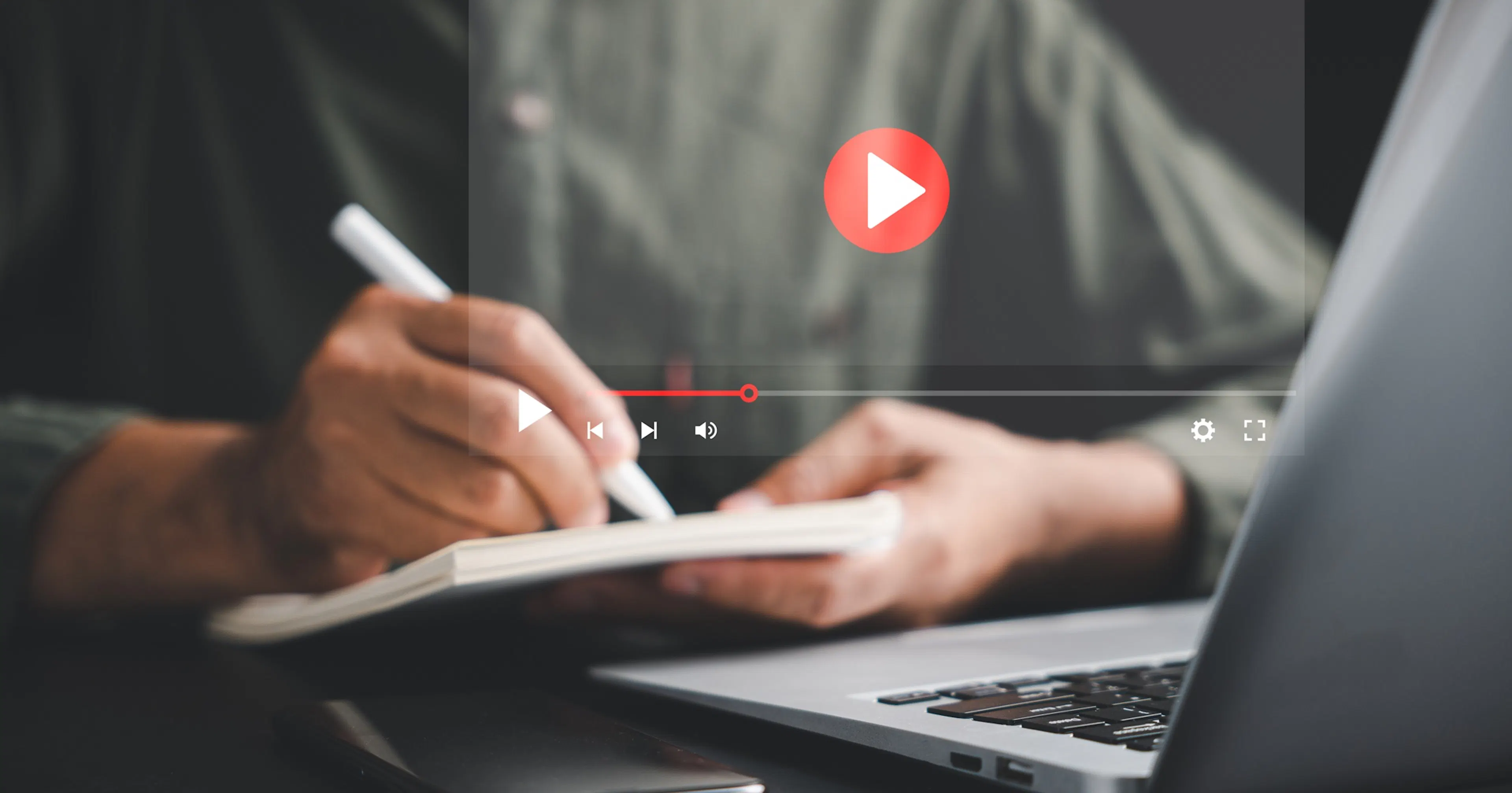 student-immersed-elearning-online-education-using-computer_tutorielvidéo_horizontal