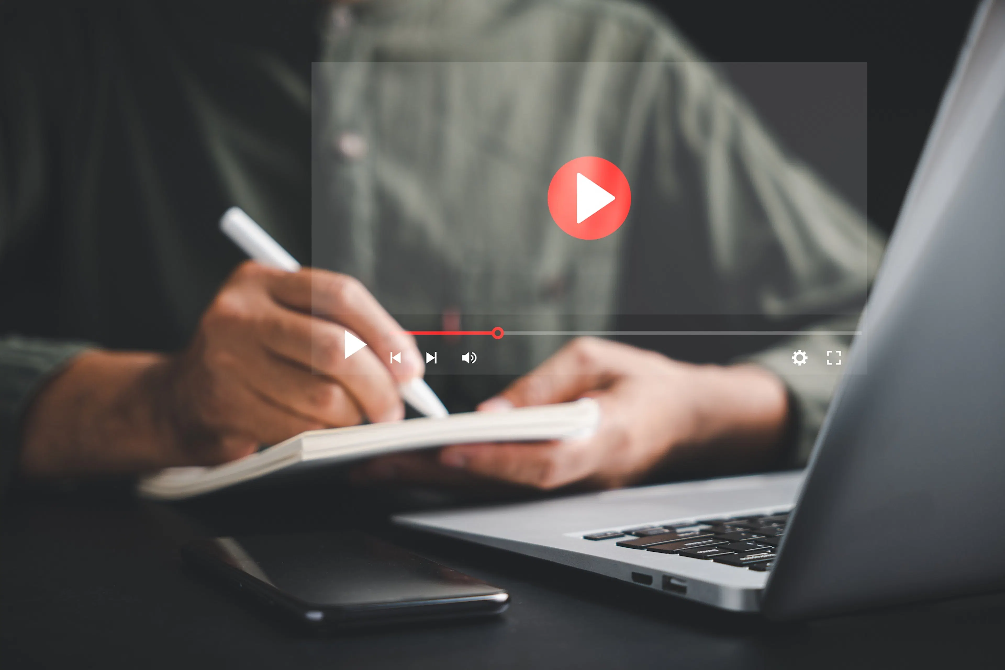 student-immersed-elearning-online-education-using-computer_tutorielvidéo_horizontal