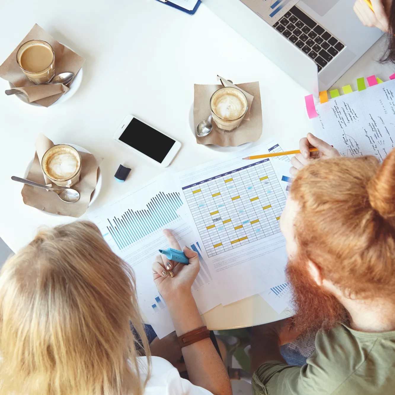 young-team-coworkers-working-project_plan_de_communication_interne