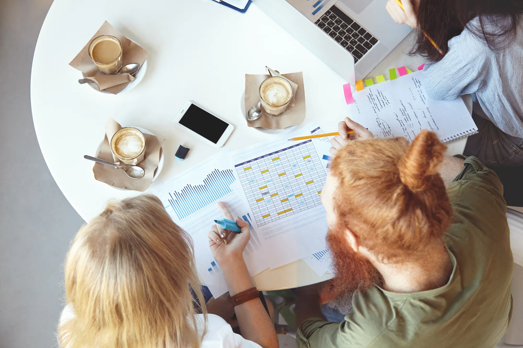 young-team-coworkers-working-project_plan_de_communication_interne