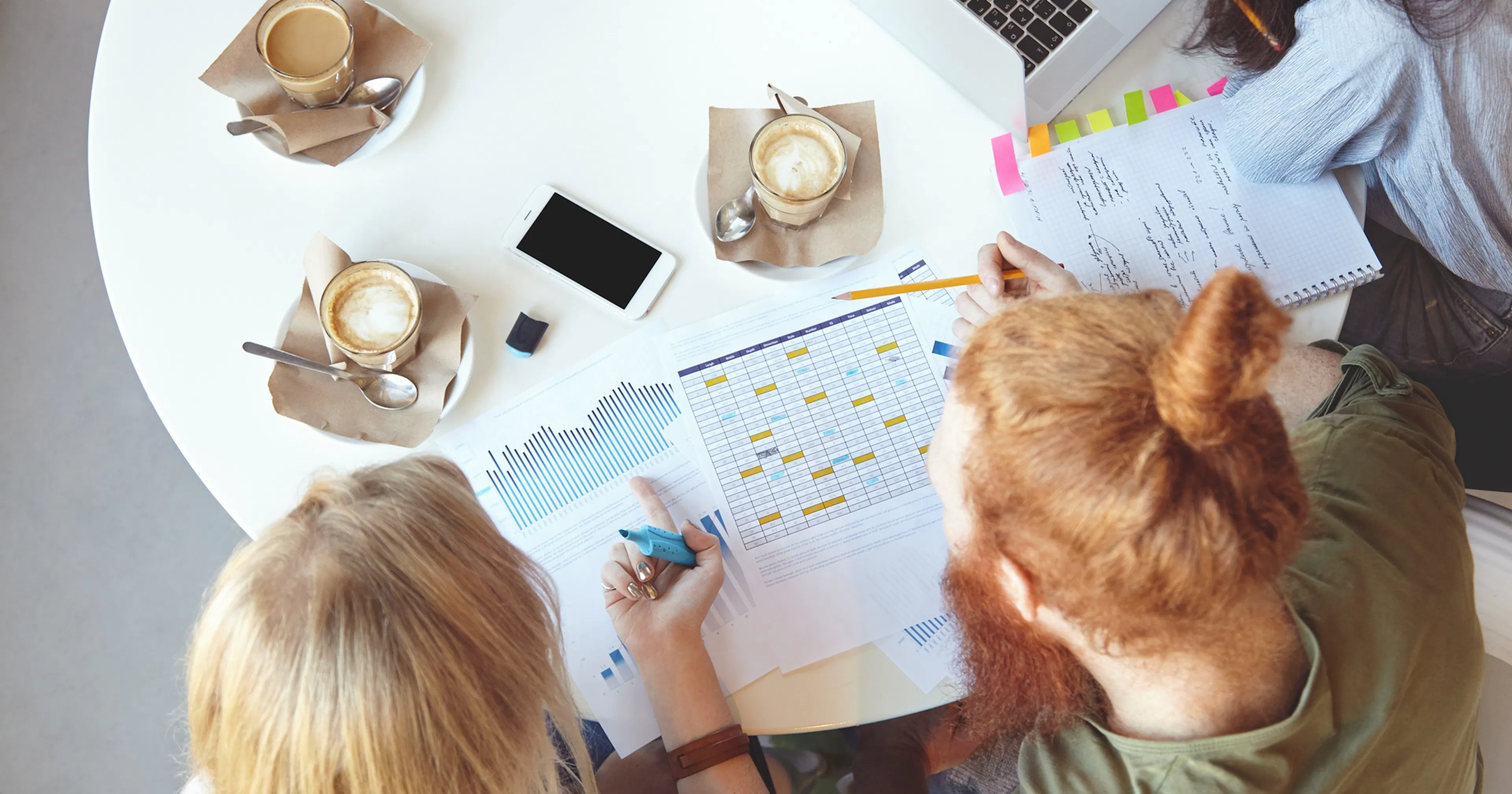 young-team-coworkers-working-project_plan_de_communication_interne