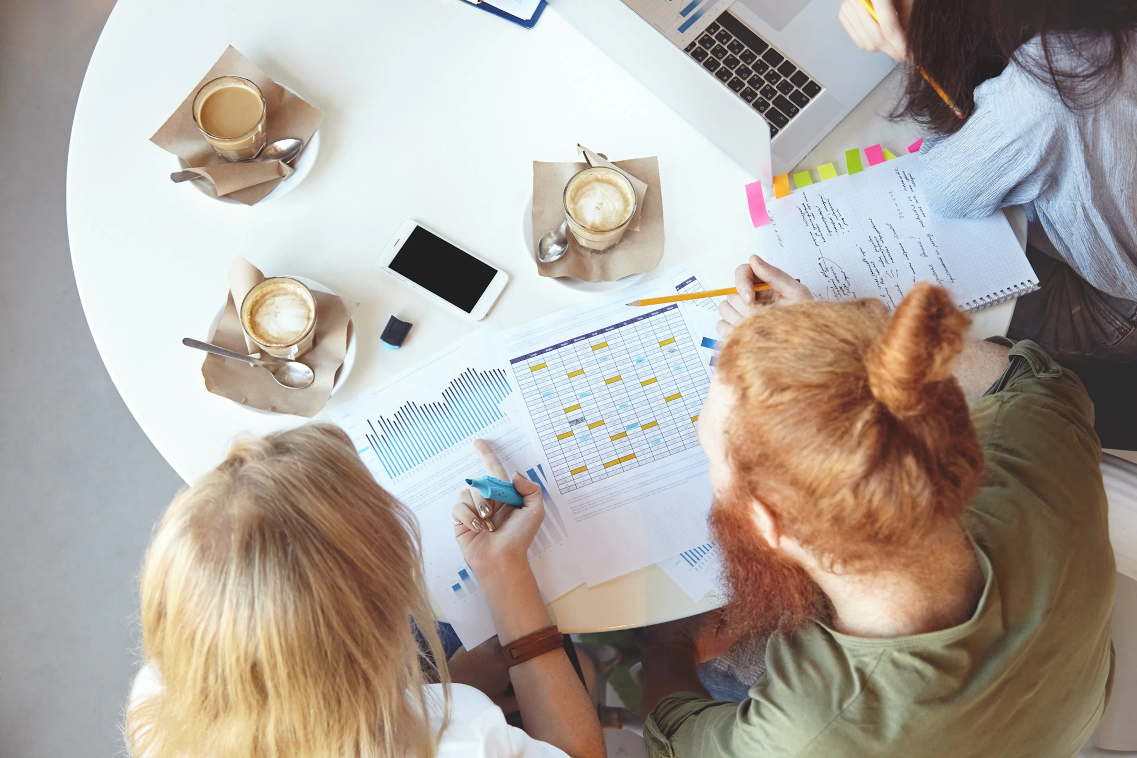 young-team-coworkers-working-project_plan_de_communication_interne