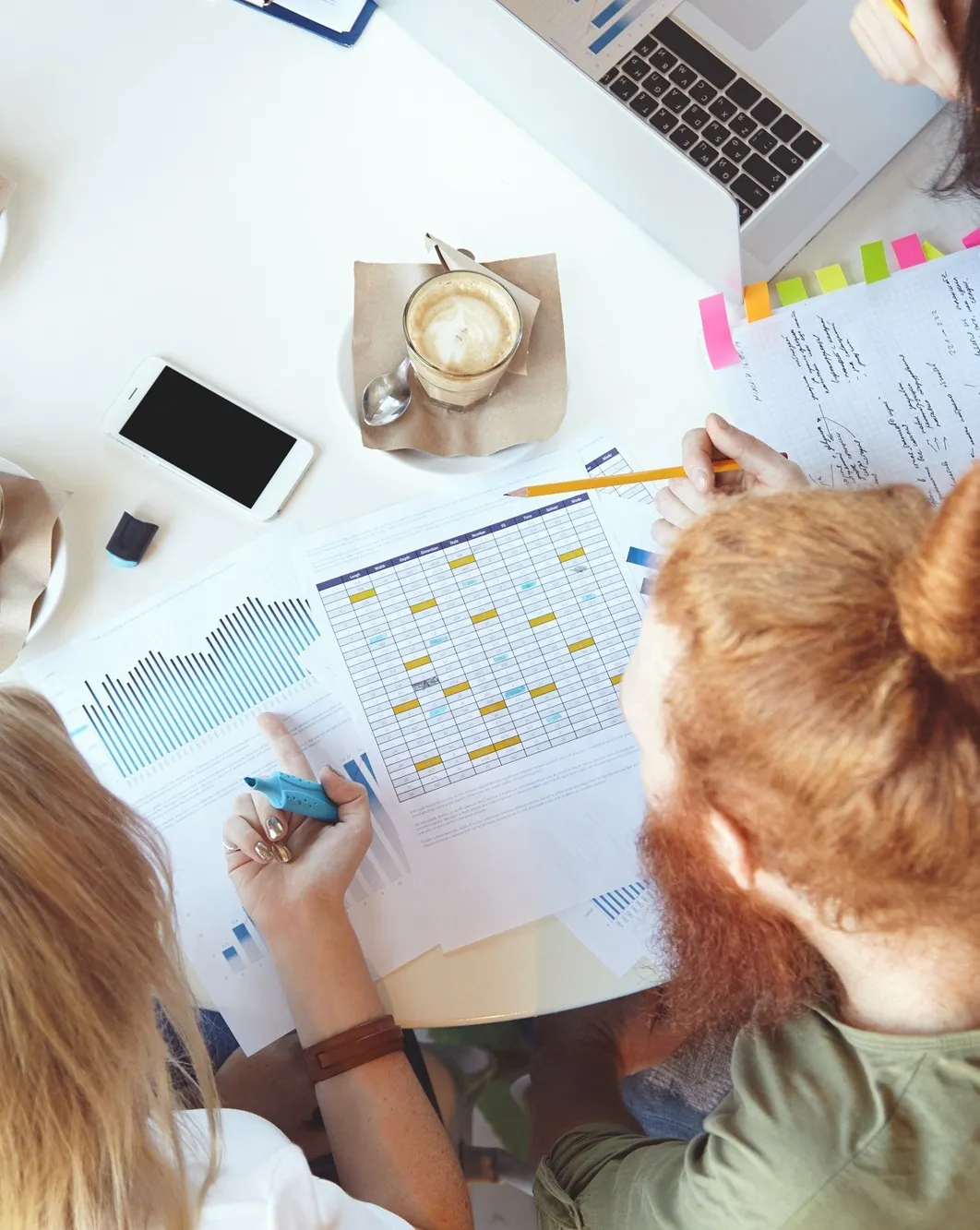 young-team-coworkers-working-project_plan_de_communication_interne