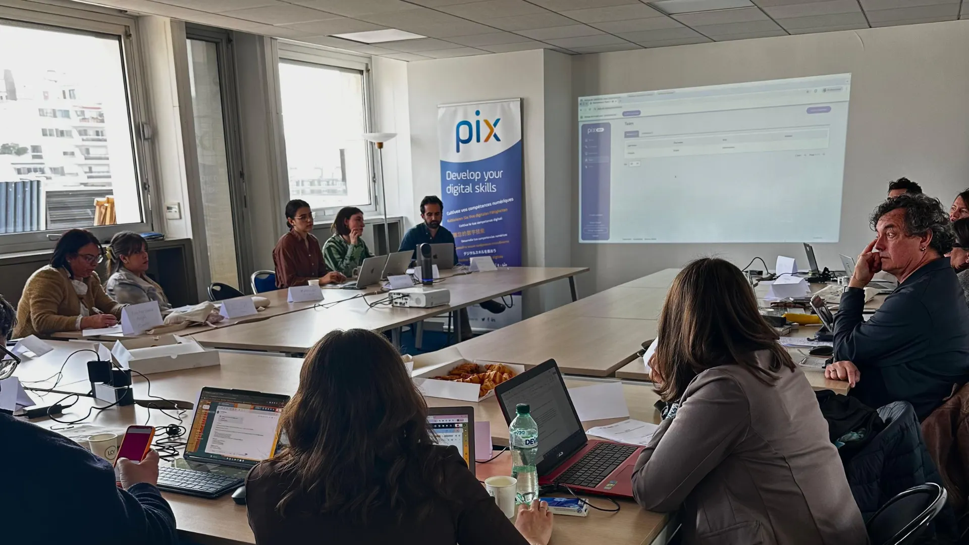 Un vingtaine de membres du projet Digiclass participent à une réunion dans les bureaux de Pix à Paris.