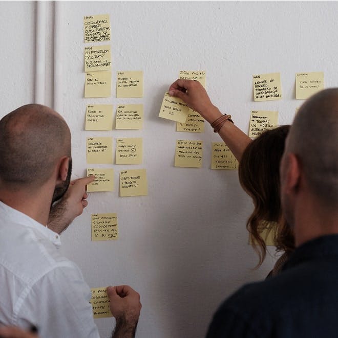 Sessione di co-design durante il workshop sull’intelligenza artificiale con il team Gambero Rosso, guidata da PixelCrew.