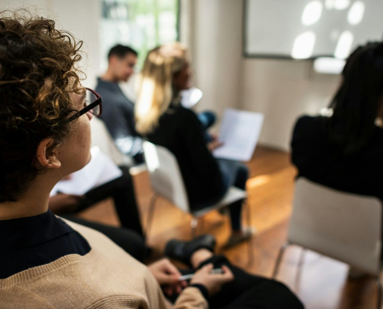 Partecipanti al corso di formazione sull’intelligenza artificiale durante un workshop in aula organizzato da PixelCrew per Gambero Rosso.