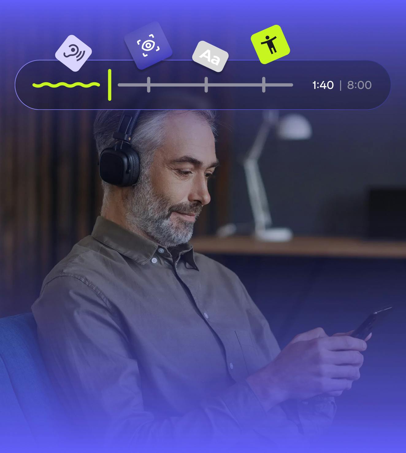 Uomo con cuffie ascolta un podcast sull’accessibilità digitale realizzato da PixelCrew