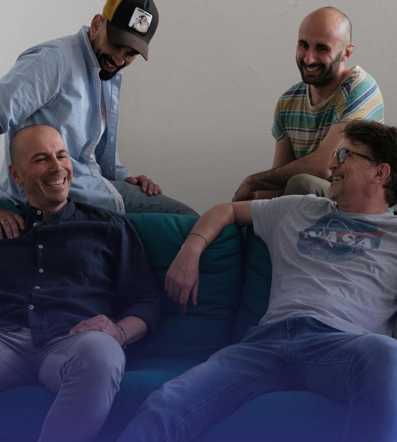 Il team di PixelCrew sorridente su un divano, immagine a chiusura della landing page sull’accessibilità