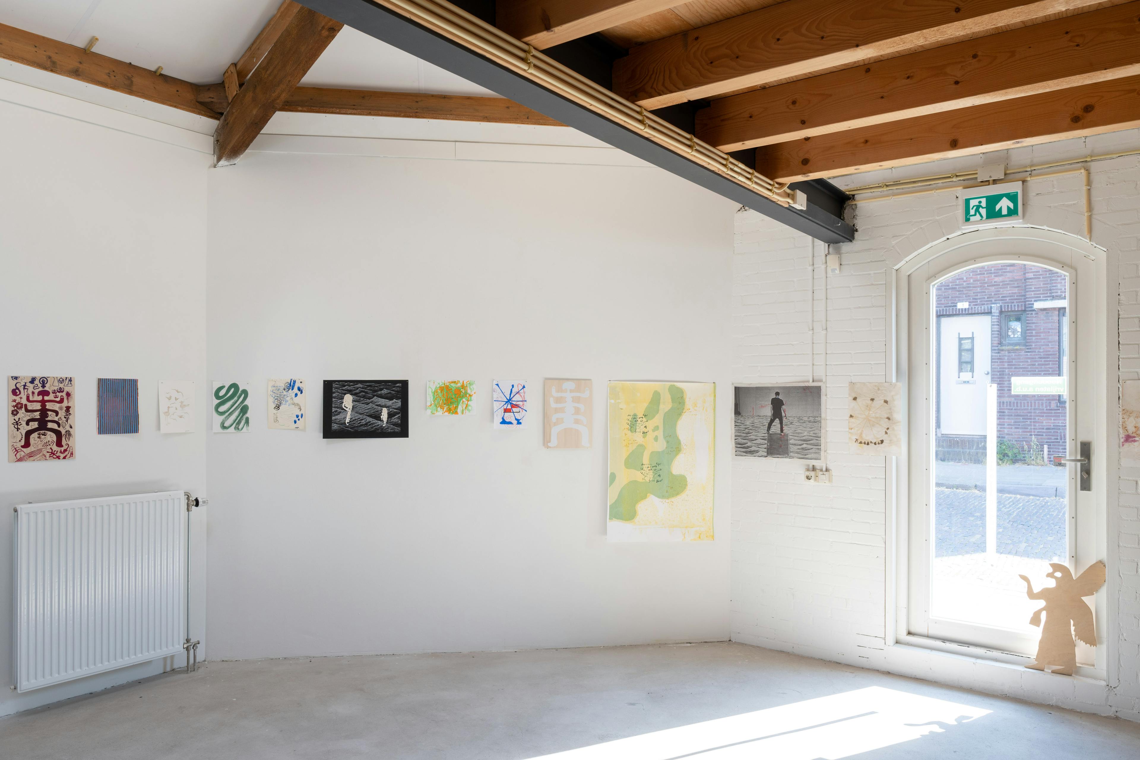 drukwerk aan de witte muur van plaatsmaken in arnhem