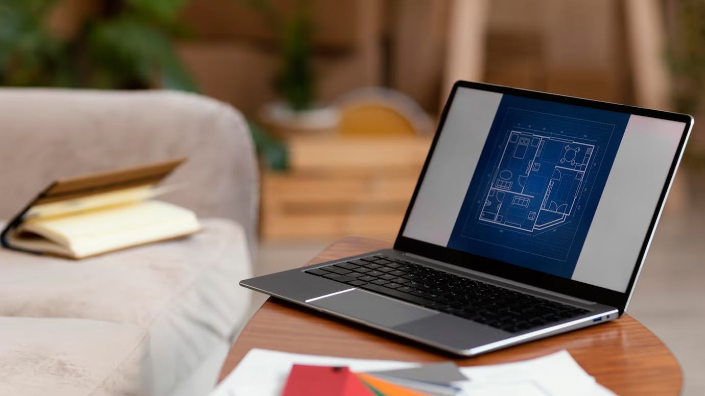 Notebook com uma planta de arquitetura aberta