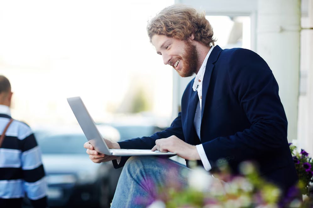 Homem usando um notebook