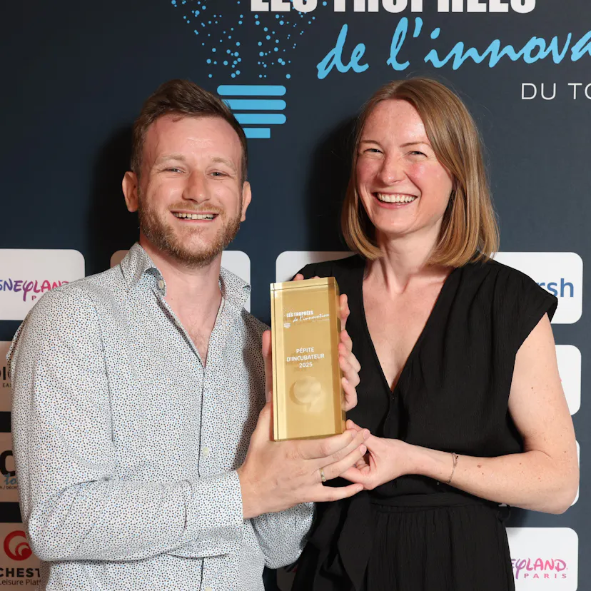 Pauline & Quentin, les co-fondateurs de planexplora, tenant le trophée de l'Innovation Touristique