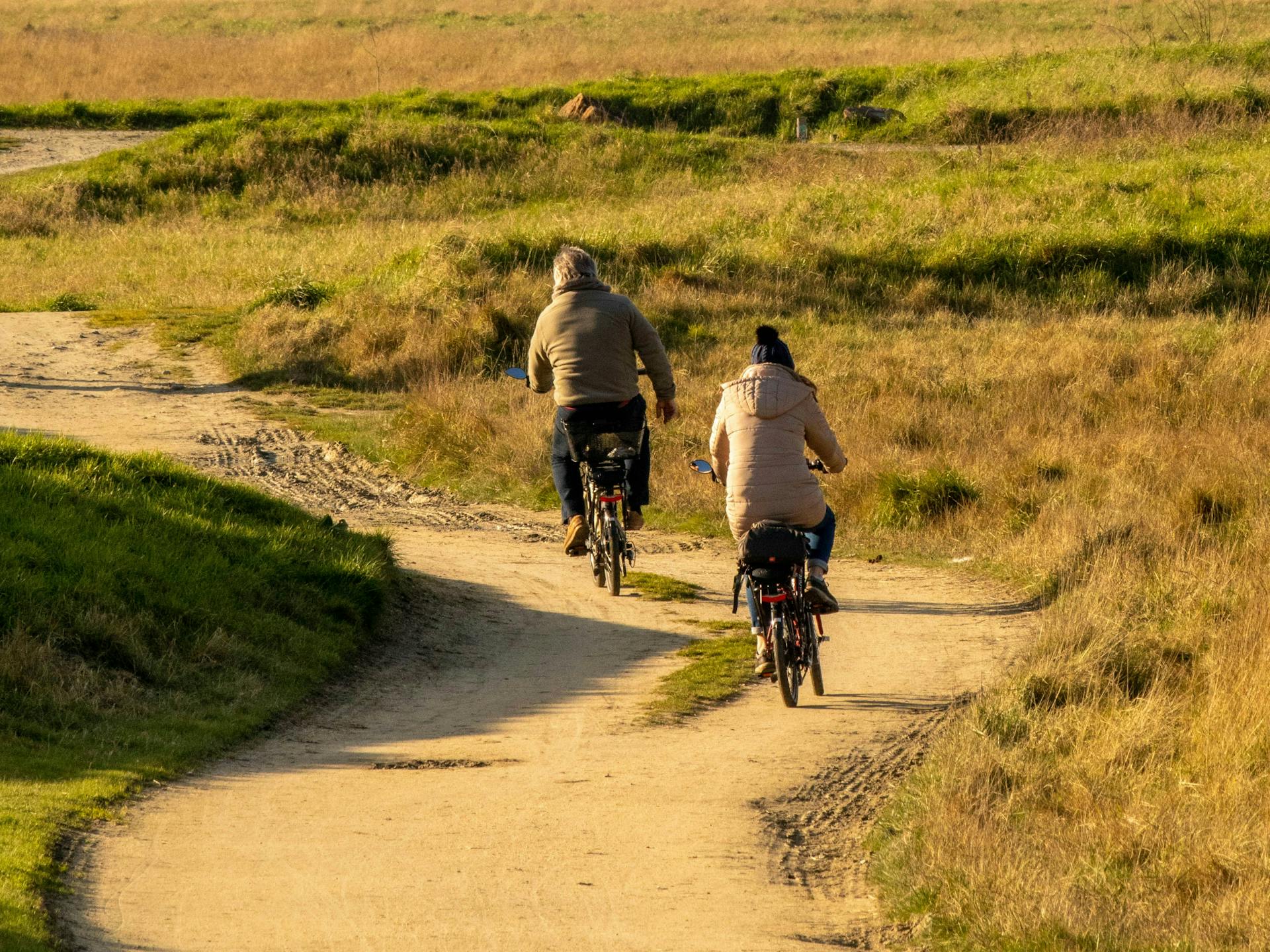 Deux cycliste prennent la route