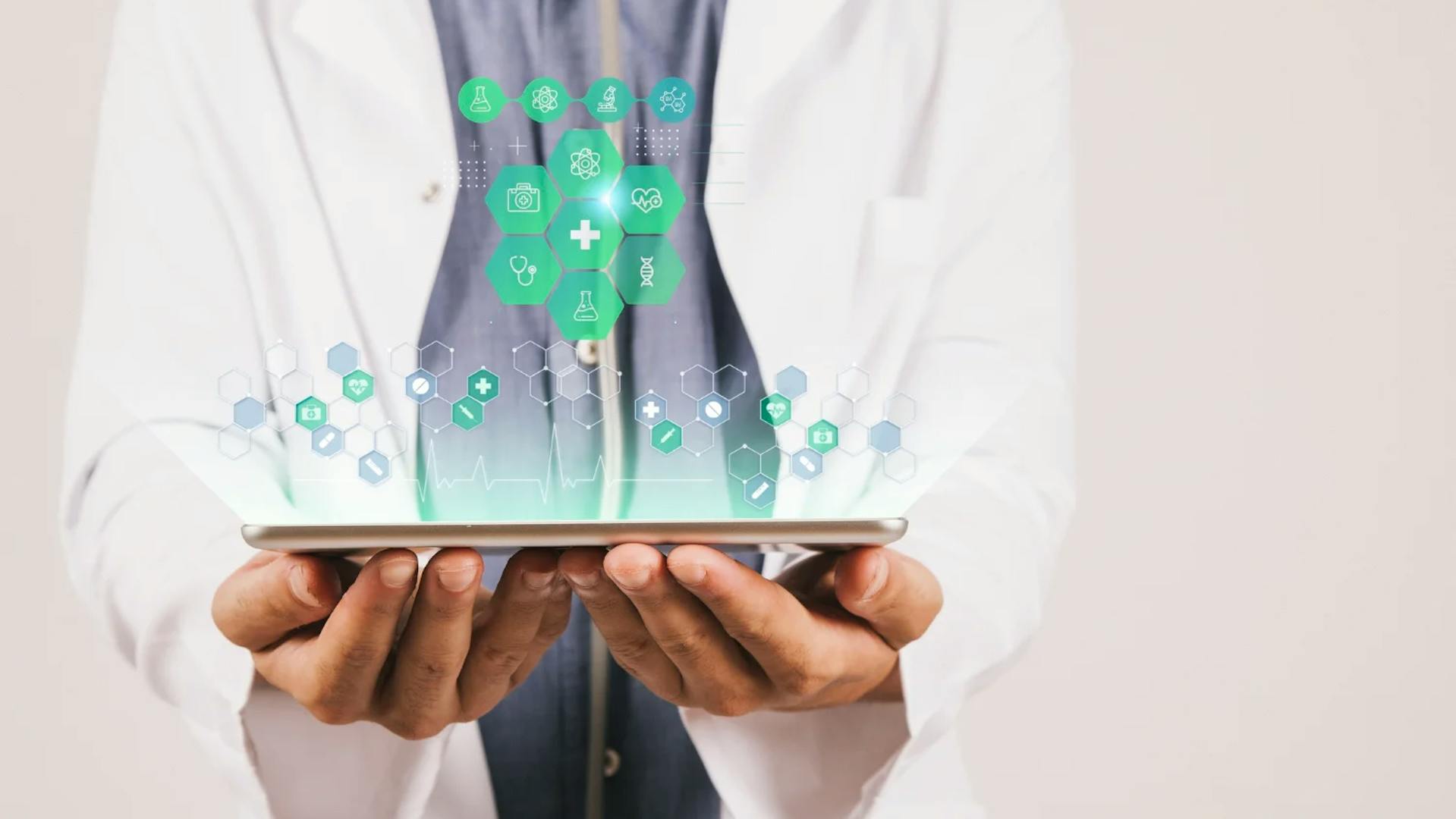 Médico segurando tablet com ícones digitais em destaque representando saúde digital