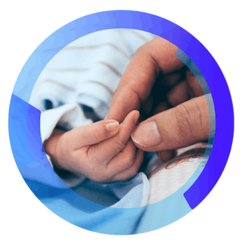 mão de adulto segurando mão de recém-nascido