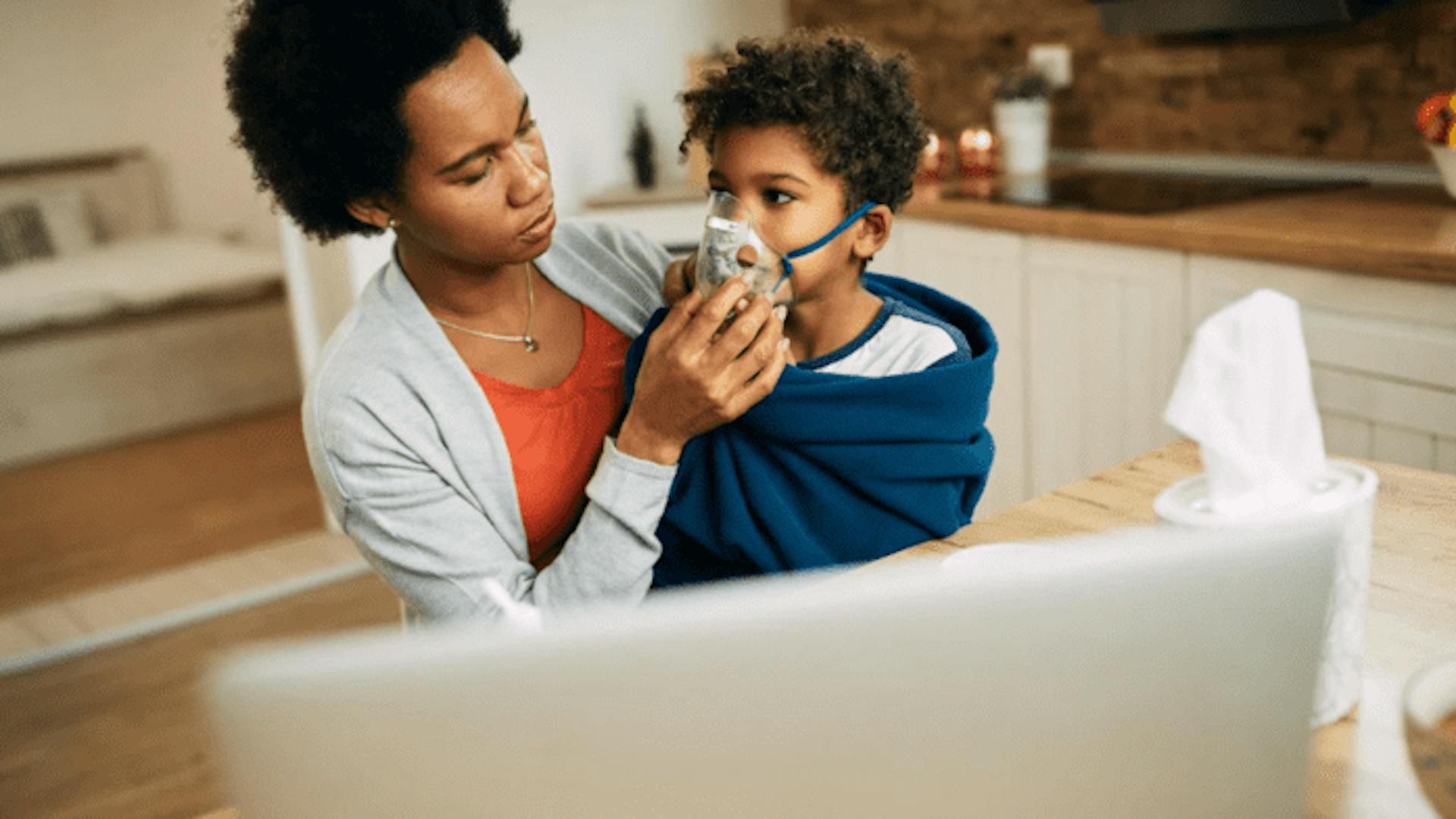 mãe fazendo nebulização em seu filho