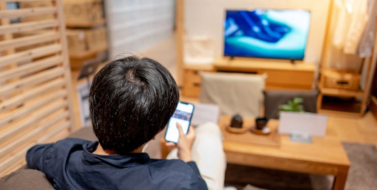 pessoa tentando conectar celular na tv