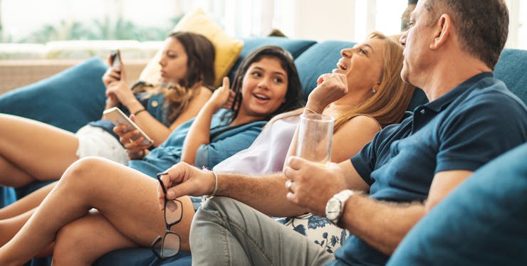familia sentada no sofá