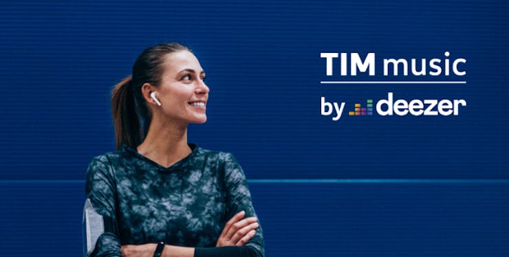 Mulher com fone de ouvido olhando para a logo do TIM Music by Deezer
