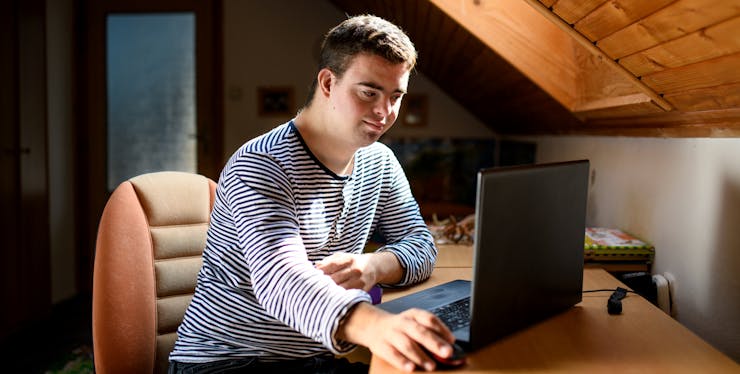 homem usando notebook