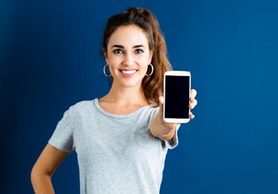 mulher segurando celular