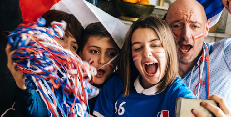 Família assistindo jogo de futebol pelo celular