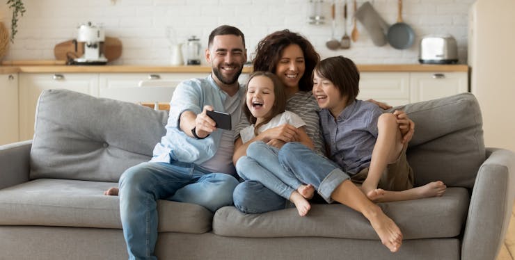 familia olhando para celular