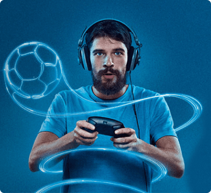 Fotografia de homem com jostick e ilustração de bola de futebol.