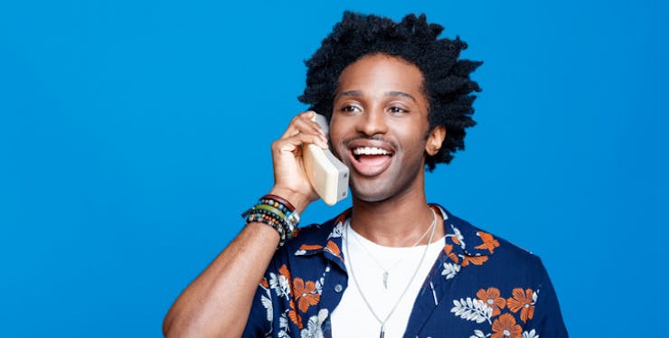 Homem falando ao telefone