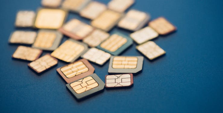Chips espalhados em superfície azul