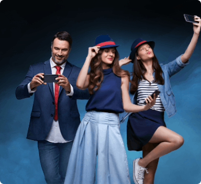 Grupo de pessoas com celulares TIM Black Família