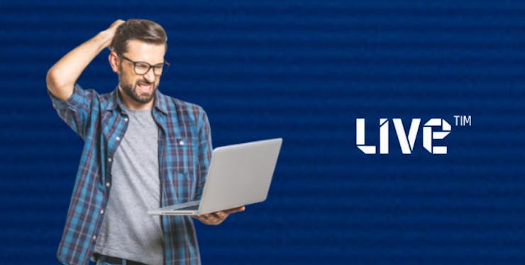 Homem olhando computador em frente a logo da TIM Live