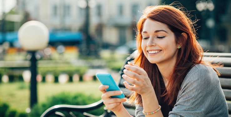 mulher segurando celular