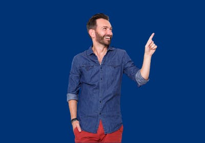 Homem apontado para o lado esquerdo